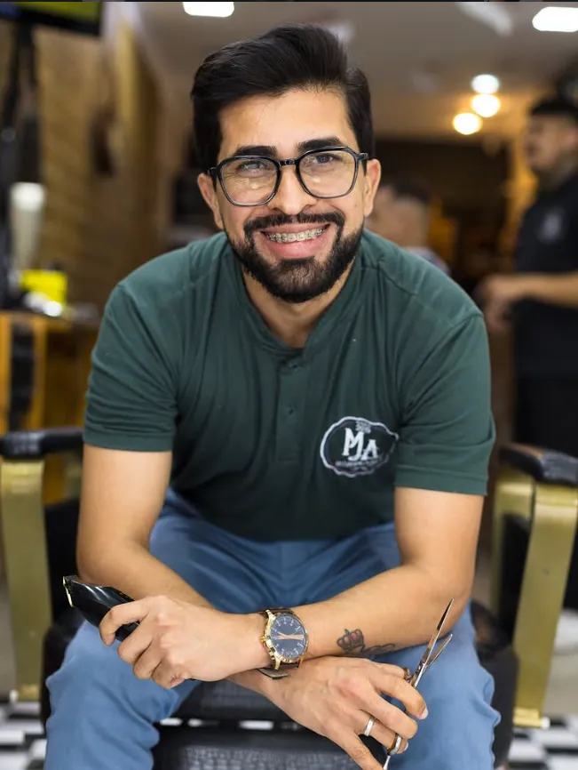Moises, fundador da M.A. Barbearia